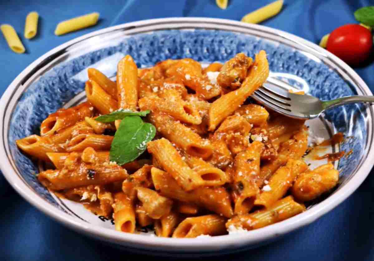 makaron penne z kurczakiem i pomidorami