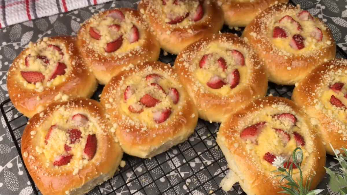 drożdżówki z truskawkami