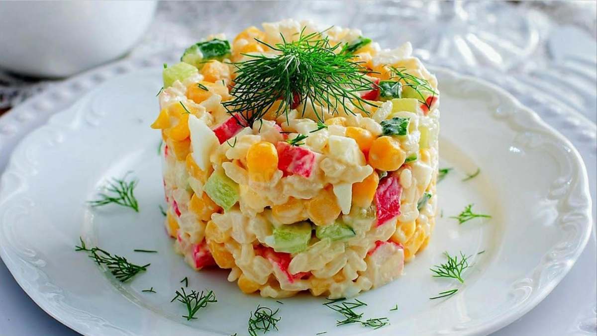 sałatka z paluszkami krabowymi