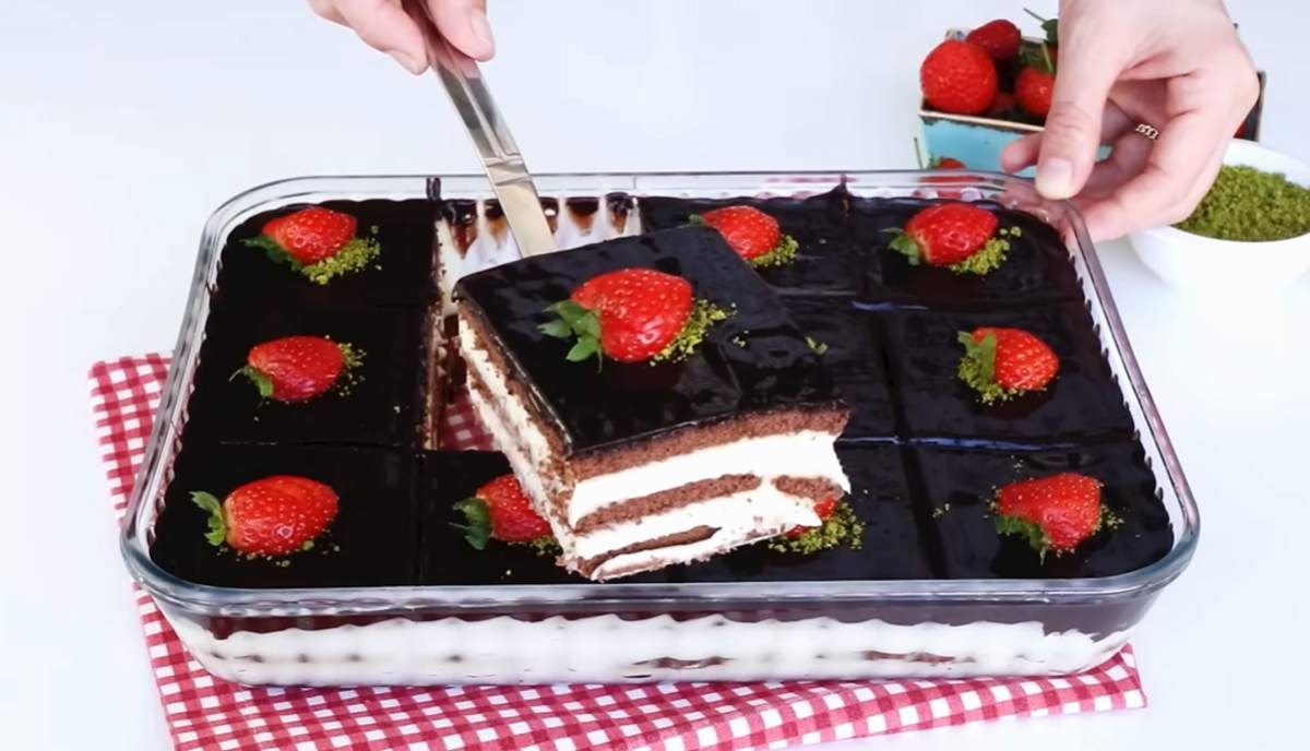 ciasto bez pieczenia na herbatnikach z kremem śmietankowym