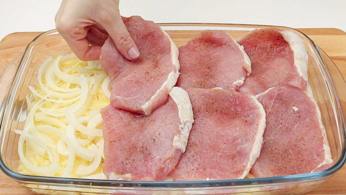 porcje mięsa na cebuli