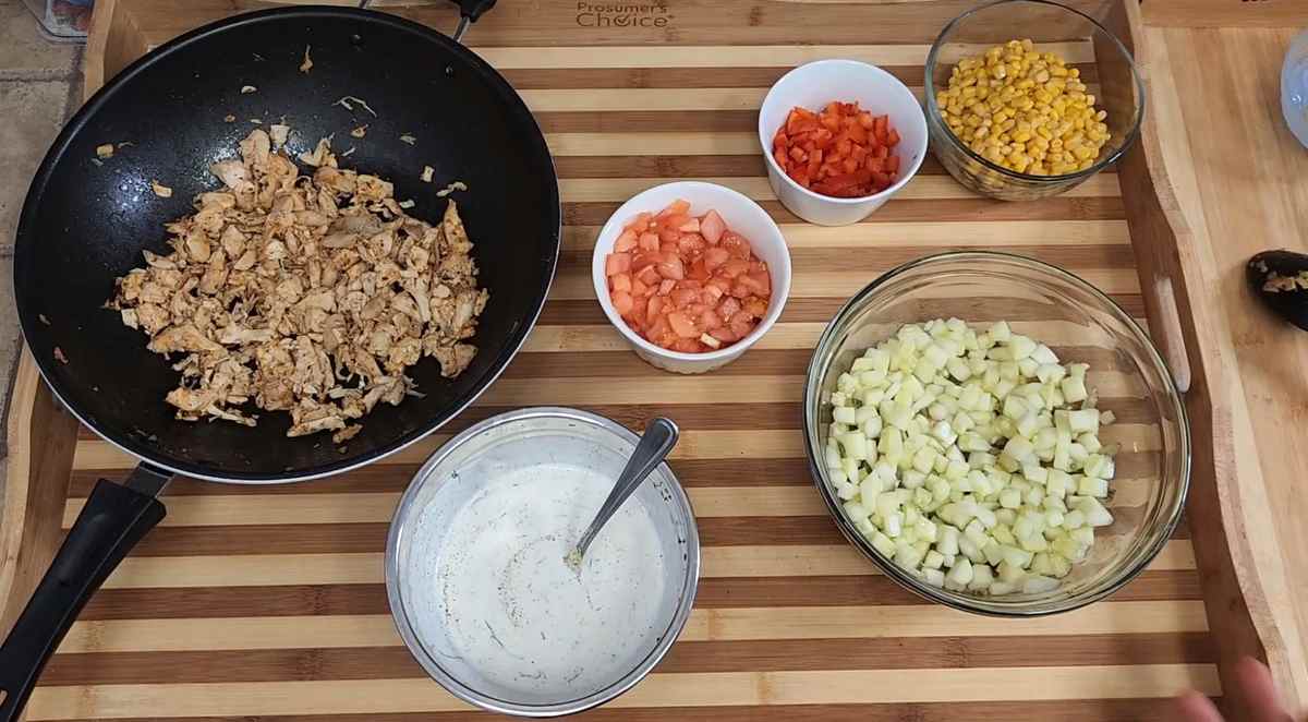 składniki do sałatki gyros