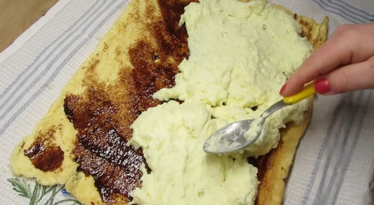 rolada biszkoptowa z kremem i powidłami