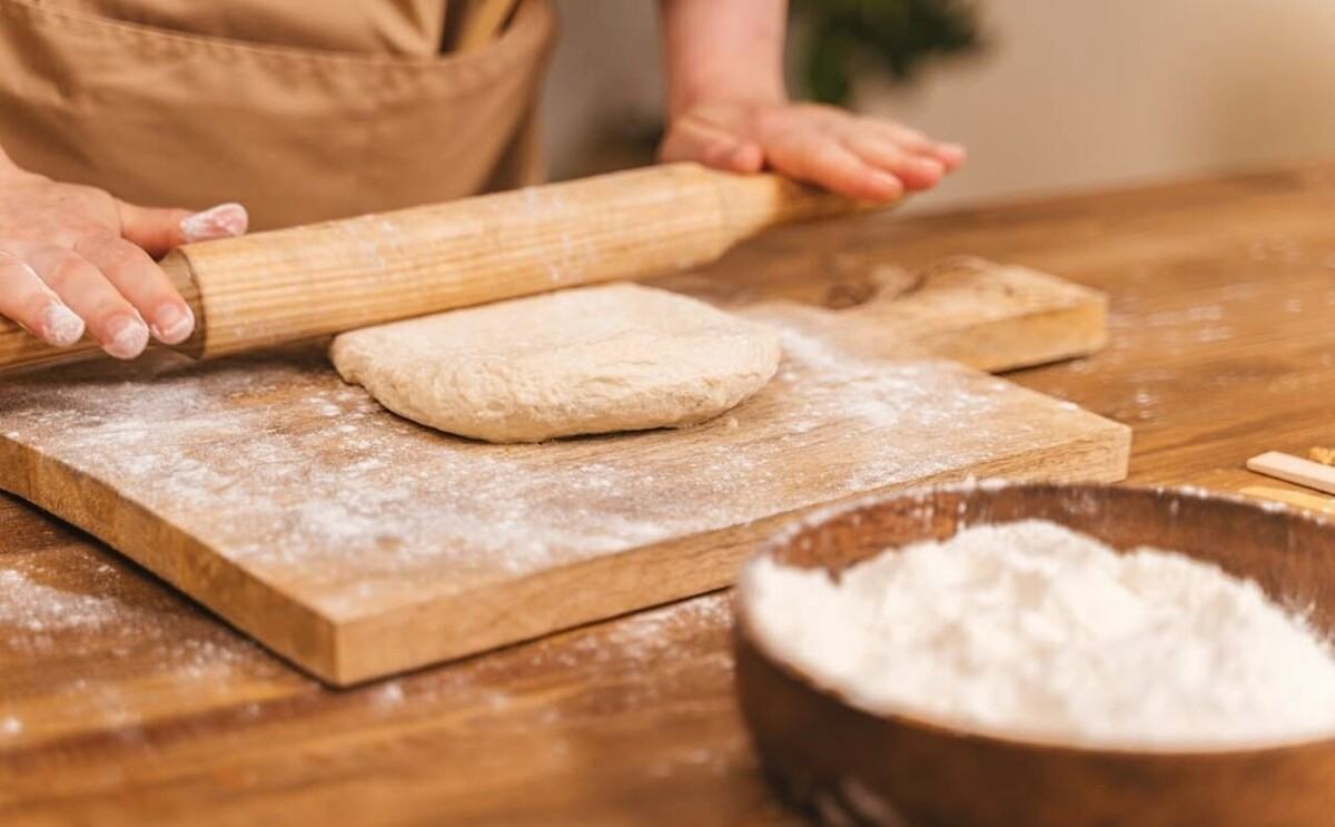 rozwałkowywanie ciasta na pierogi